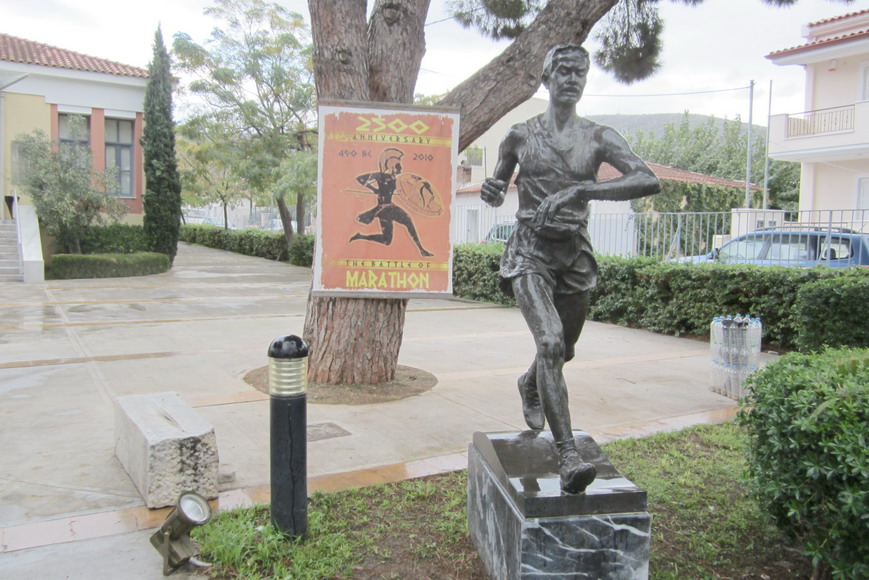 Läufer Statue vor dem Marathonmuseeum