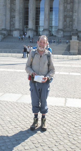 Rudi vor dem Reichstag in Berlin