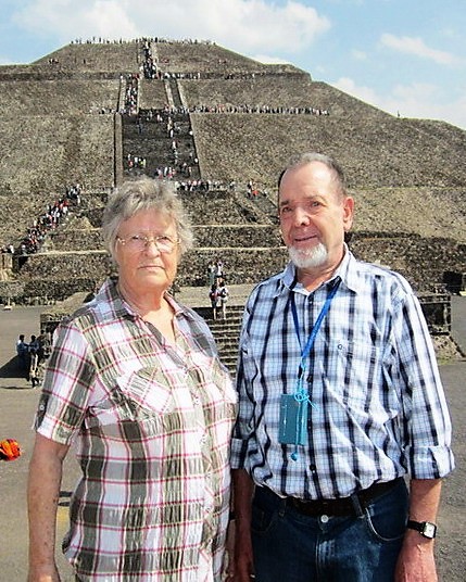 Irmgard und Rudi vor Sonnenpyramide in Mexiko